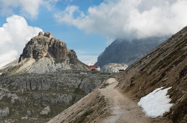 Panorama da dolomita Alpes Tre Cime di Lavaredo na Itália