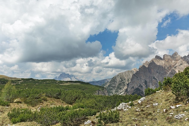 Panorama da dolomita Alpes Tre Cime di Lavaredo na Itália