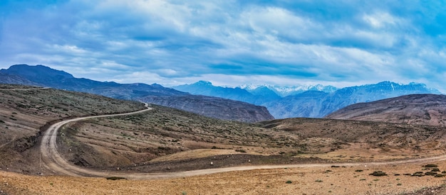 Panorama da estrada no Himalaia Spiti Valley Himachal Pradesh Índia