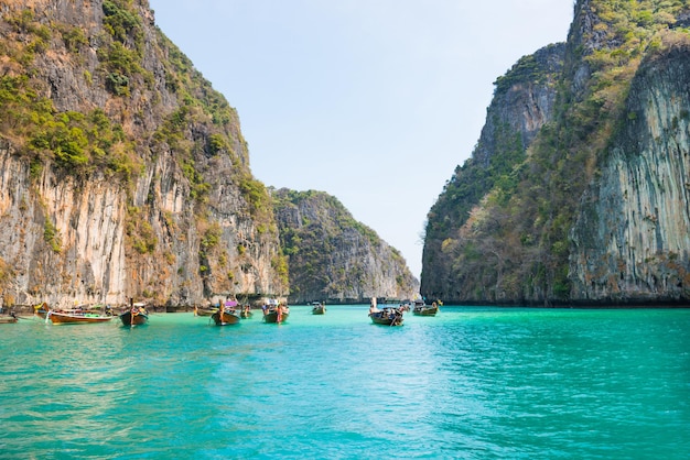 Panorama da famosa ilha Phi Phi na Tailândia com mar, barcos e montanhas na bela lagoa onde o filme Beach foi filmado