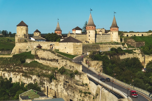 Panorama da Fortaleza de Kamianets Podilskyi no verão, Ucrânia