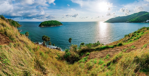 Panorama da ilha e pôr do sol do mar com colorido do céu na luz solar