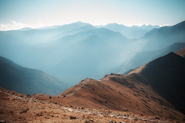 Panorama da montanha das montanhas tatra de kasprowy wierch (kasper peak) em um dia de outono na polônia