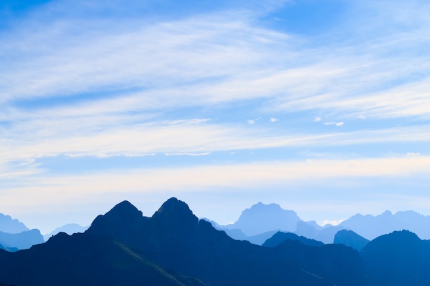 Panorama da montanha italiana ao amanhecer. Picos de "Pale di San Martino". Esporte e outdoor