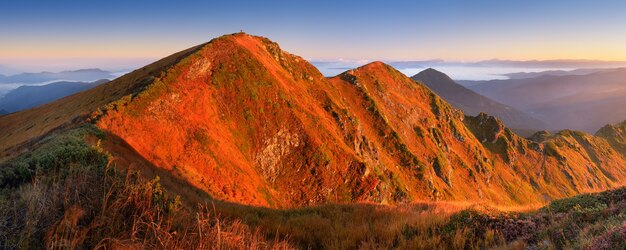 Panorama da montanha. Linda luz do sol da manhã. Paisagem de outono. Marmarosh, Cárpatos, Ukriana Europa