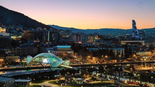 Panorama da noite de Tbilisi