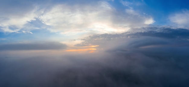 Panorama da nuvem enevoada no alto do céu ao amanhecer. Vista aérea.