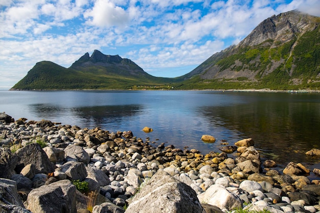 panorama da paisagem da ilha senja, norte da noruega, pequenas casas coloridas na costa