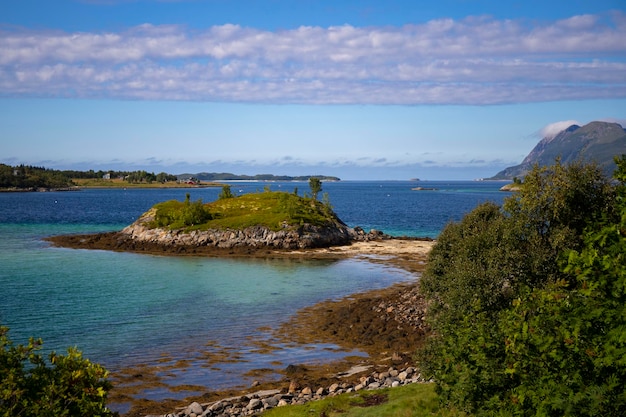 panorama da paisagem da ilha senja, norte da noruega, pequenas casas coloridas na costa