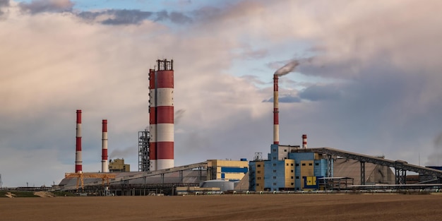 Panorama da paisagem industrial poluição ambiental resíduos da usina térmica grandes tubos da planta da empresa da indústria química