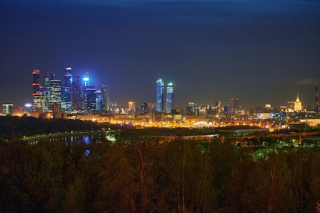 Panorama da paisagem urbana à noite de Moscou com o centro de negócios no centro da cidade de Moscou com edifícios altos. Vista da cidade iluminada. Moscou. Rússia.