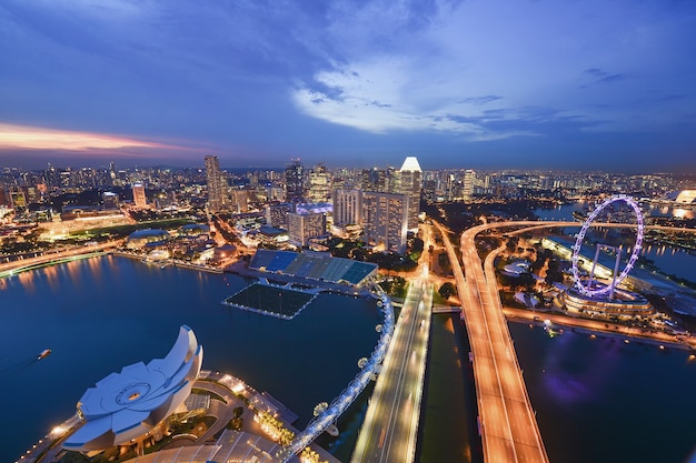 panorama da paisagem urbana de Singapura durante o pôr do sol
