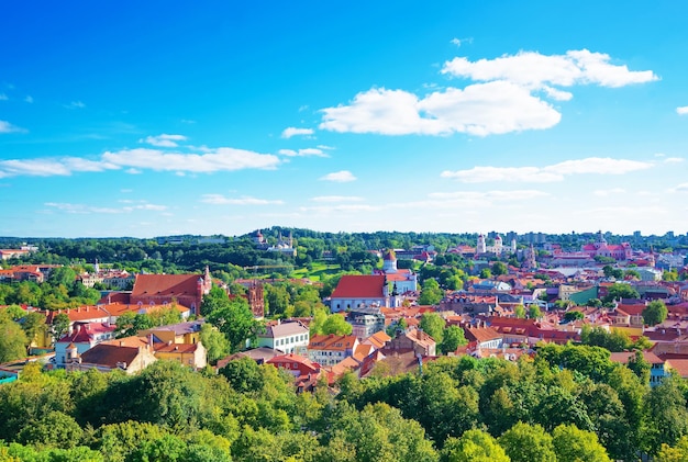 Panorama da paisagem urbana de Vilnius e igrejas antigas, Lituânia, país báltico.