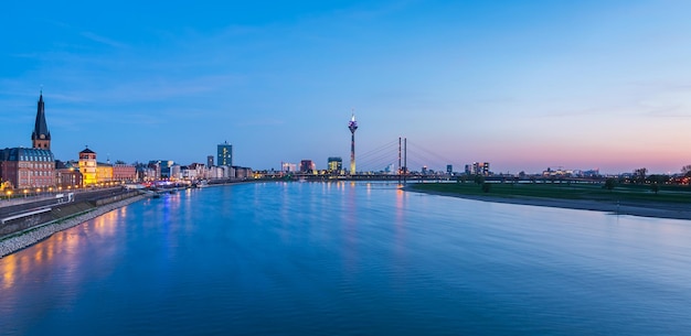 Panorama da paisagem urbana do pôr do sol de Dusseldorf