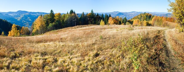 Panorama da passagem Nimchich da montanha de outono com estrada secundária e árvores coloridas na colina