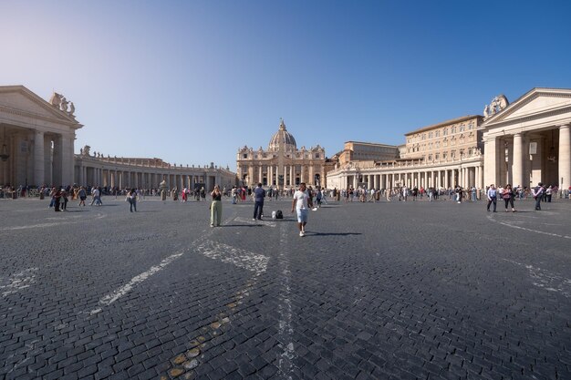 Panorama da Piazza San Pietro com turistas caminhando para a Basílica de San Pietro no Vaticano, Roma, Itália