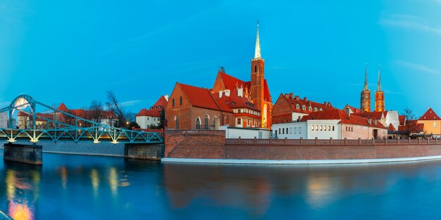 Panorama da Ponte e Ilha Tumski com a Catedral de São João e a Igreja da Santa Cruz e São Bartolomeu à noite em Wroclaw, Polônia