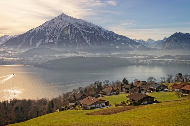 Panorama da Suíça em Thun no inverno