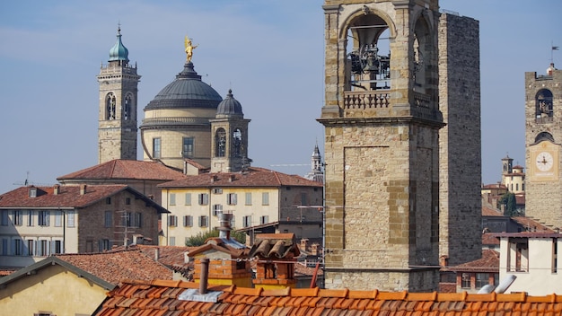 Panorama da velha Bergamo, Itália. Bérgamo, também chamada de La Citt dei Mille, A Cidade dos Mil, é uma cidade na Lombardia, norte da Itália, cerca de 40 km a nordeste de Milão.