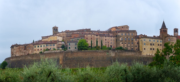 Panorama da vila medieval de Anghiari na Toscana - Itália