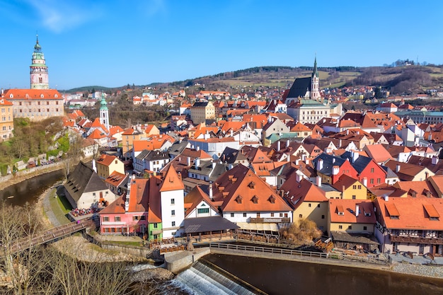 Panorama da vista aérea da cidade velha de Cesky Krumlov na Boêmia do Sul, República Tcheca, com céu azul