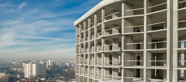 Panorama da vista aérea da estrutura de concreto do prédio alto em construção em uma cidade