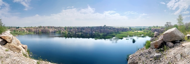 Panorama da vista para o lago nas horas de verão.