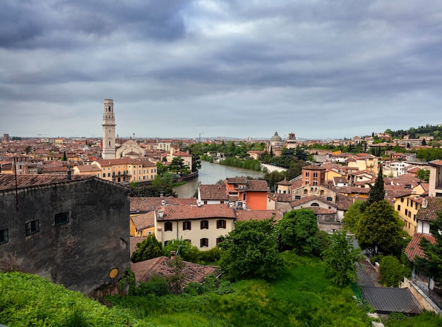 Panorama-Dachansicht der mittelalterlichen Stadt Verona in Italien.