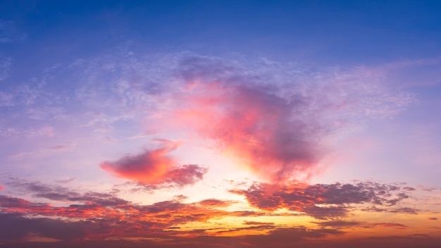 Panorama-Dämmerungshimmel mit Wolke auf Sonnenaufgang und Sonnenuntergangszeit.