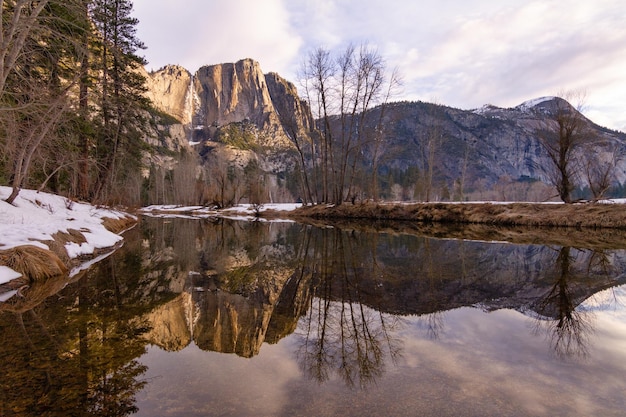 Foto panorama das cataratas de yosemite refletindo-se no rio merced ao amanhecer