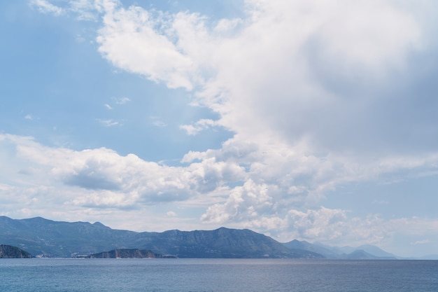 Panorama das montanhas do mar e céu azul com nuvens brancas