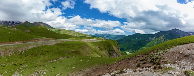Panorama das montanhas e estradas de montanha, paisagem selvagem e céu azul. estrada militar georgiana