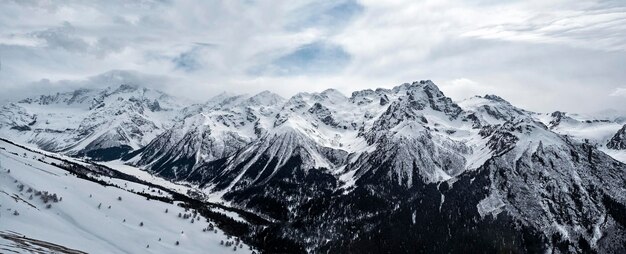 Panorama das montanhas nevadas do Cáucaso na República KarachayevoCircassian Rússia no dia de inverno