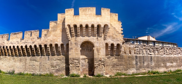 Foto panorama das muralhas medievais de avignon, provença, sul da frança