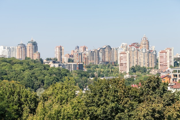 Panorama das novas casas da antiga cidade de Kiev. Ucrânia