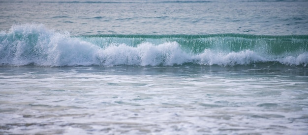 Panorama das ondas do mar de água do oceano tropical Fundo do oceano de água calma Paisagem panorâmica do mar