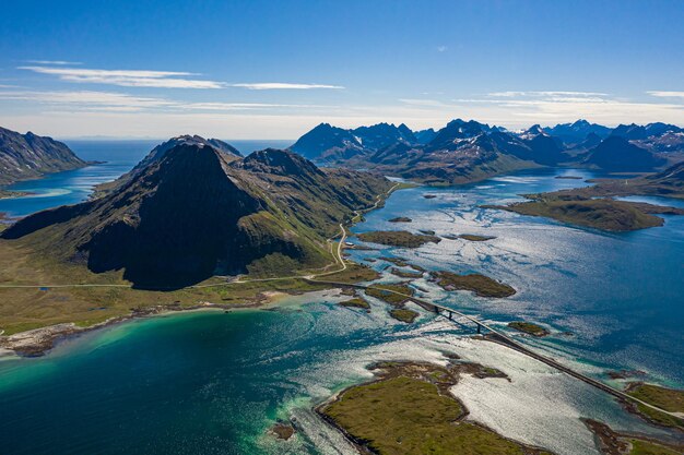 Panorama das pontes de Fredvang. As ilhas Lofoten são um arquipélago no condado de Nordland, na Noruega. É conhecida por um cenário distinto com montanhas e picos dramáticos, mar aberto e baías abrigadas.