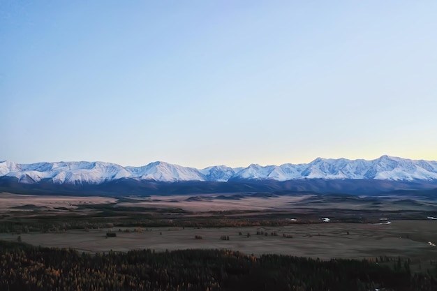 Foto panorama de aktru das montanhas altai, pico da montanha no verão na rússia