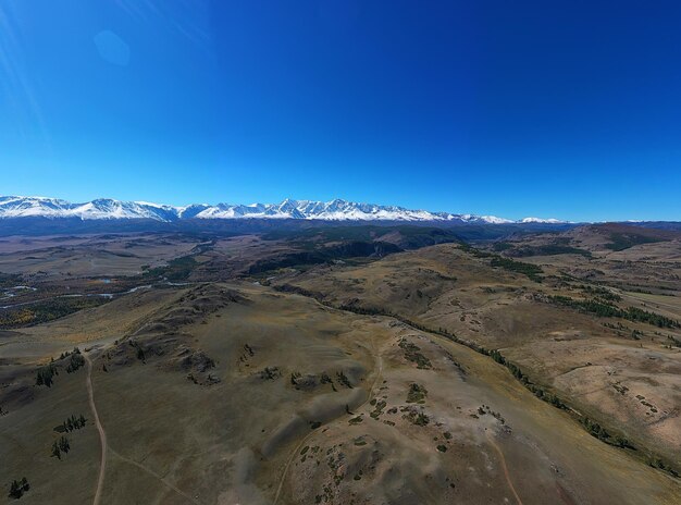 Panorama de Aktru das montanhas altai, pico da montanha no verão na Rússia