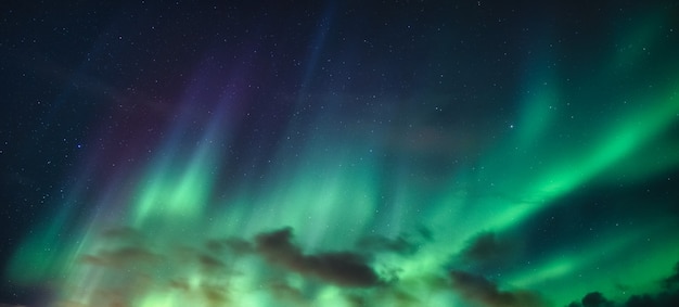 Panorama de Aurora Boreal, Aurora Boreal com estrelas no céu noturno do Círculo Polar Ártico na Noruega