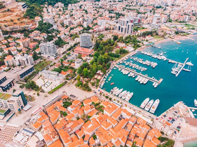 Panorama de Budva em Montenegro em um dia ensolarado de verão, vista aérea