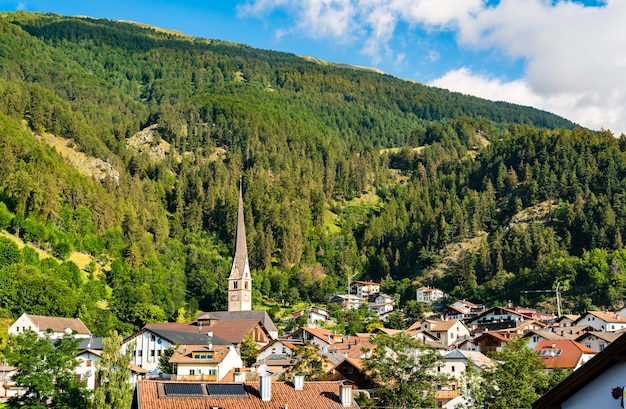 Panorama de Burgeis ou Burgusio, no Tirol do Sul, nos Alpes italianos