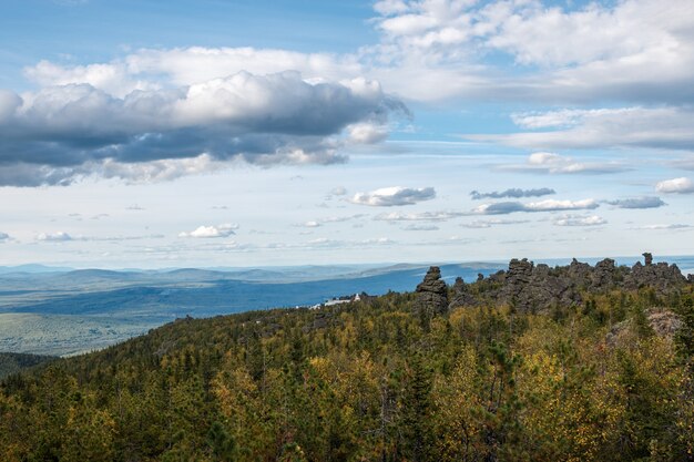 Panorama de cenas de montanhas no Parque Nacional Kachkanar, Rússia, Europa. Tempo nublado, céu azul dramático, árvores verdes distantes