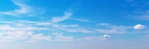 Panorama de céu azul com nuvens brancas