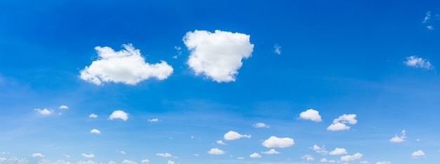 Panorama de céu azul e nuvens com fundo natural de luz do dia.