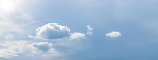 Panorama de céu ensolarado com nuvens pequenas