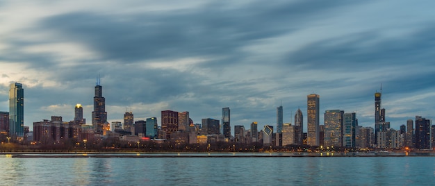 Foto panorama, de, chicago, cityscape, rio, lado, ao longo, lago michigan, em, bonito, crepúsculo, tempo, illinois