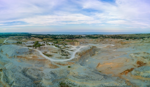 Panorama de crateras de areia em montenegro e equipamentos e máquinas modernas para a extração de areia