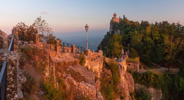 Panorama de De La Fratta ou Cesta, Segunda Torre no Monte Titano, na cidade de San Marino da República de San Marino durante a hora do ouro ao pôr do sol