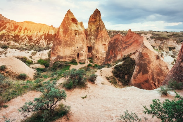 Panorama de formações geológicas únicas na Capadócia, Turquia.